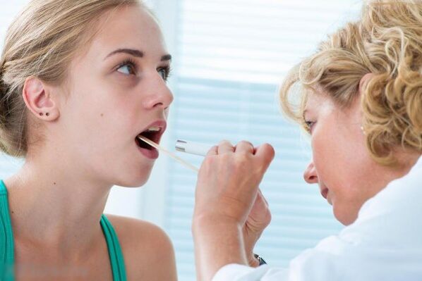 Mjeku ekzaminon zgavrën me gojë për praninë e papillomave